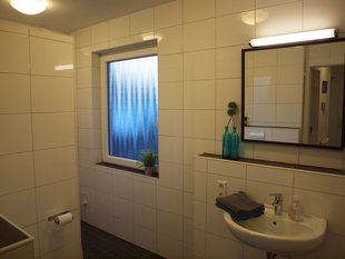 Badezimmer mit Blick auf den Waschbereich