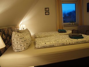 Blick auf Doppelbett im Schlafzimmer