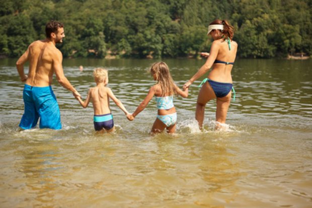 Familie spielt im Dankernsee