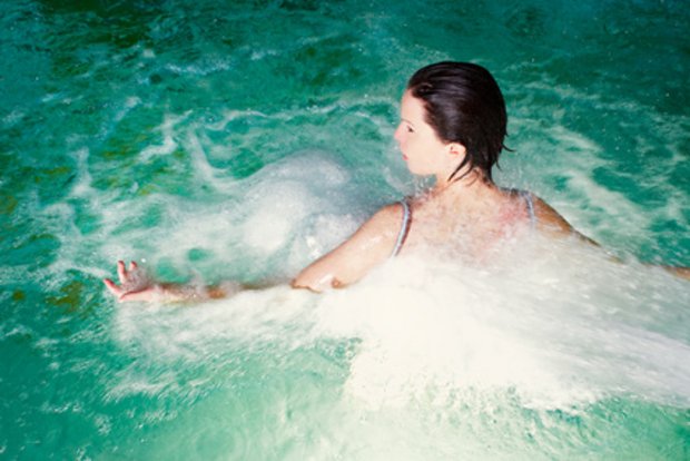 Schwimmerin in Therme