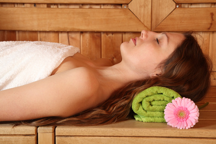 Frau relaxt in Sauna